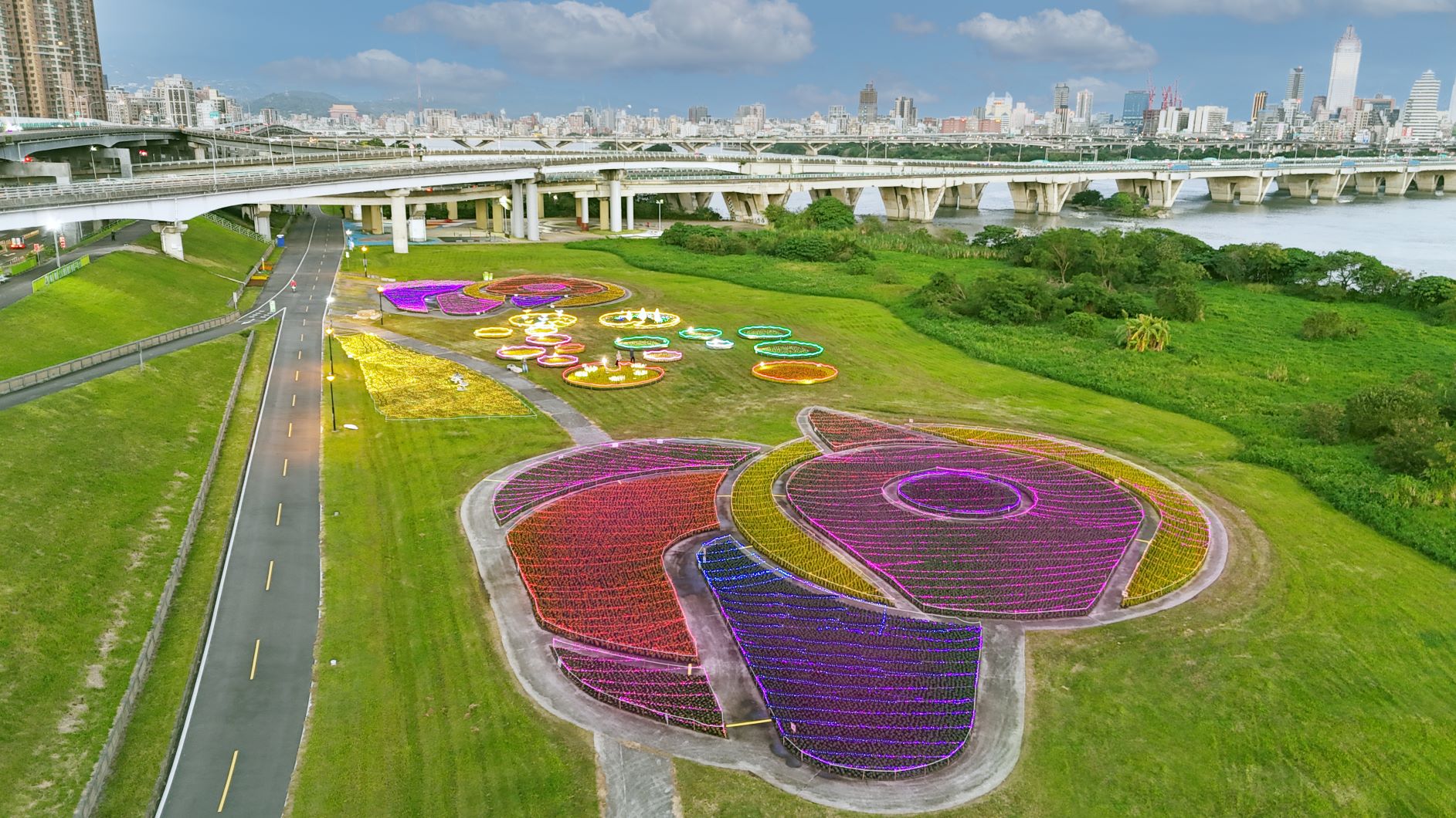 三重鴨鴨公園「花繪三重奏」 10萬盆花海與光雕夢幻登場...