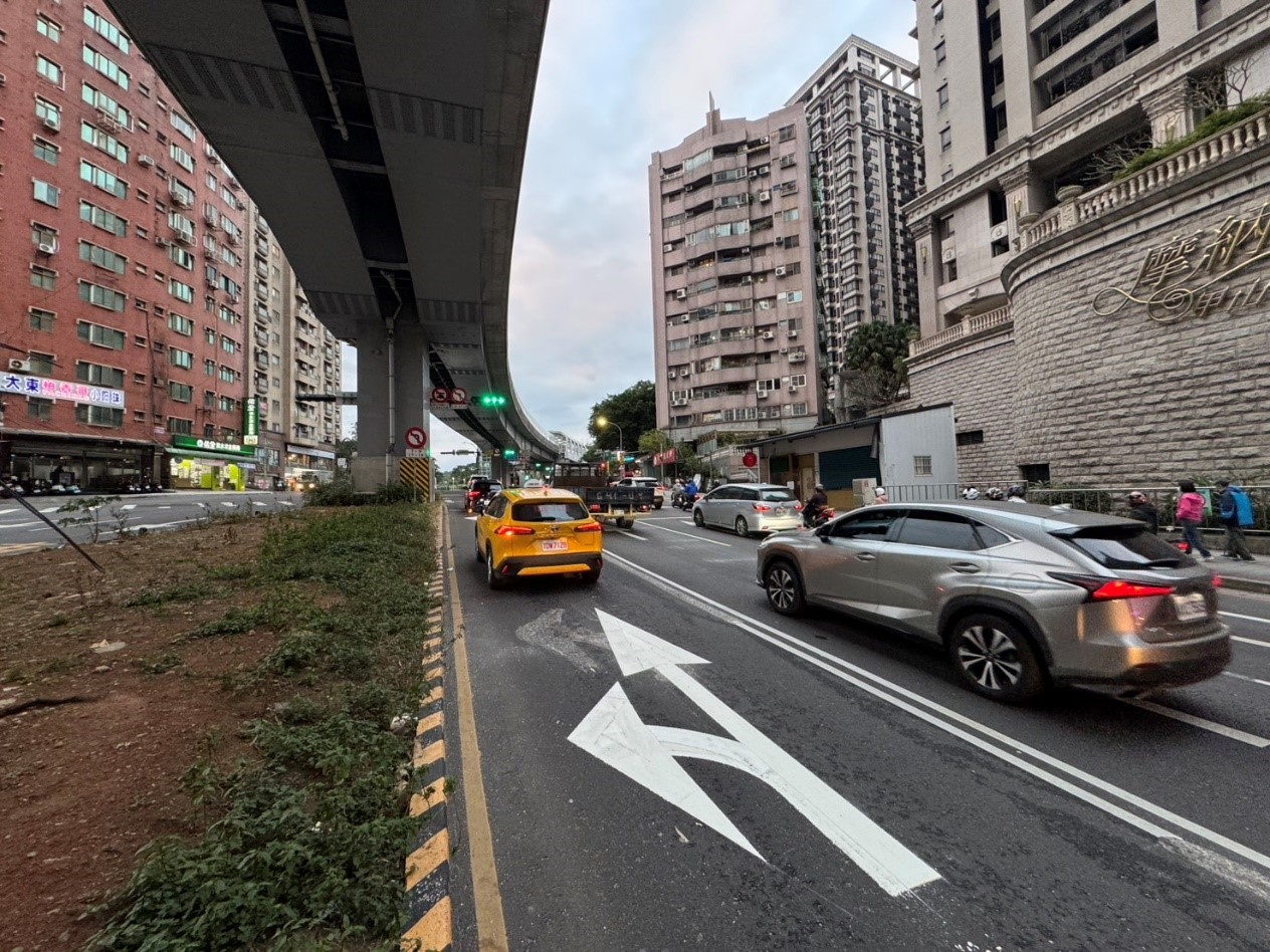 淡水區淡金路與坪頂路口左轉車道調整開放直行   居民回家...