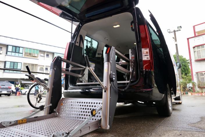 臺南小黃公車藍25與藍30上線營運 無障礙新車同步亮相...