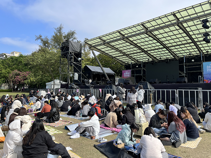 南瀛草地音樂會超夯  粉絲不畏寒冷提早卡位...