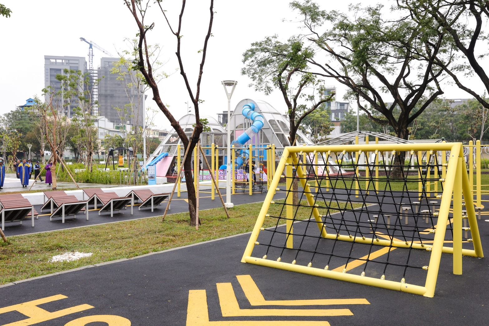 「楠梓藍田公園好好玩」 全台最大鹽田主題遊戲場...