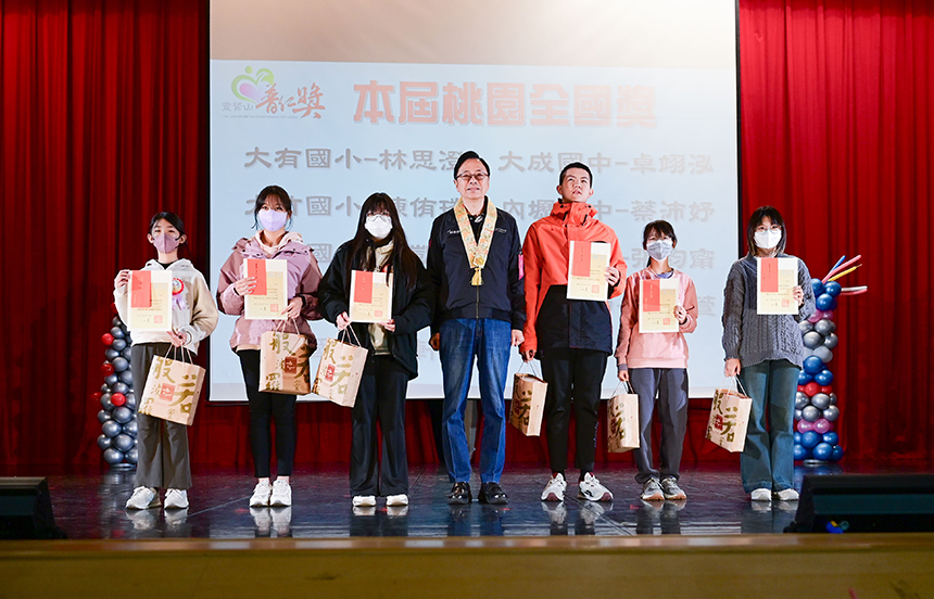 桃市146位學生獲頒靈鷲山普仁獎  張善政勉學子秉持品德教...