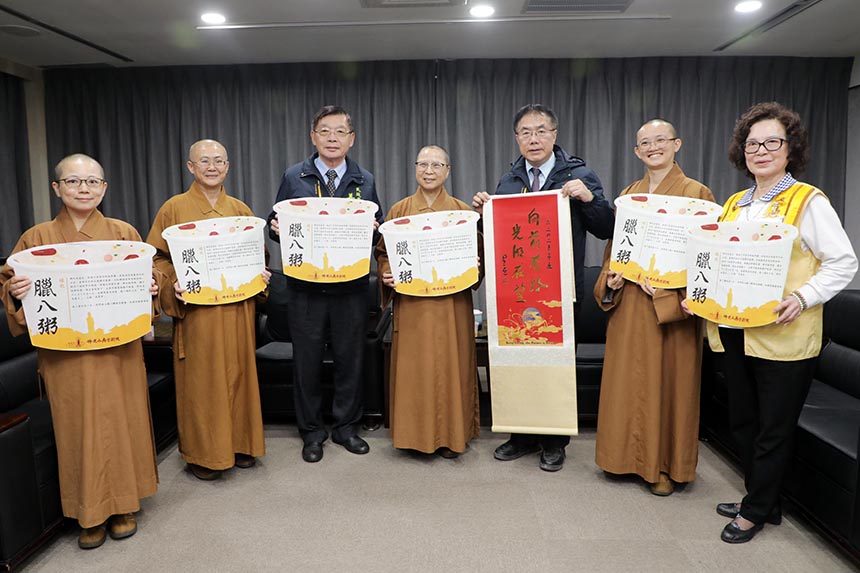 南台別院分享臘八粥  黃偉哲感謝其善行義舉...