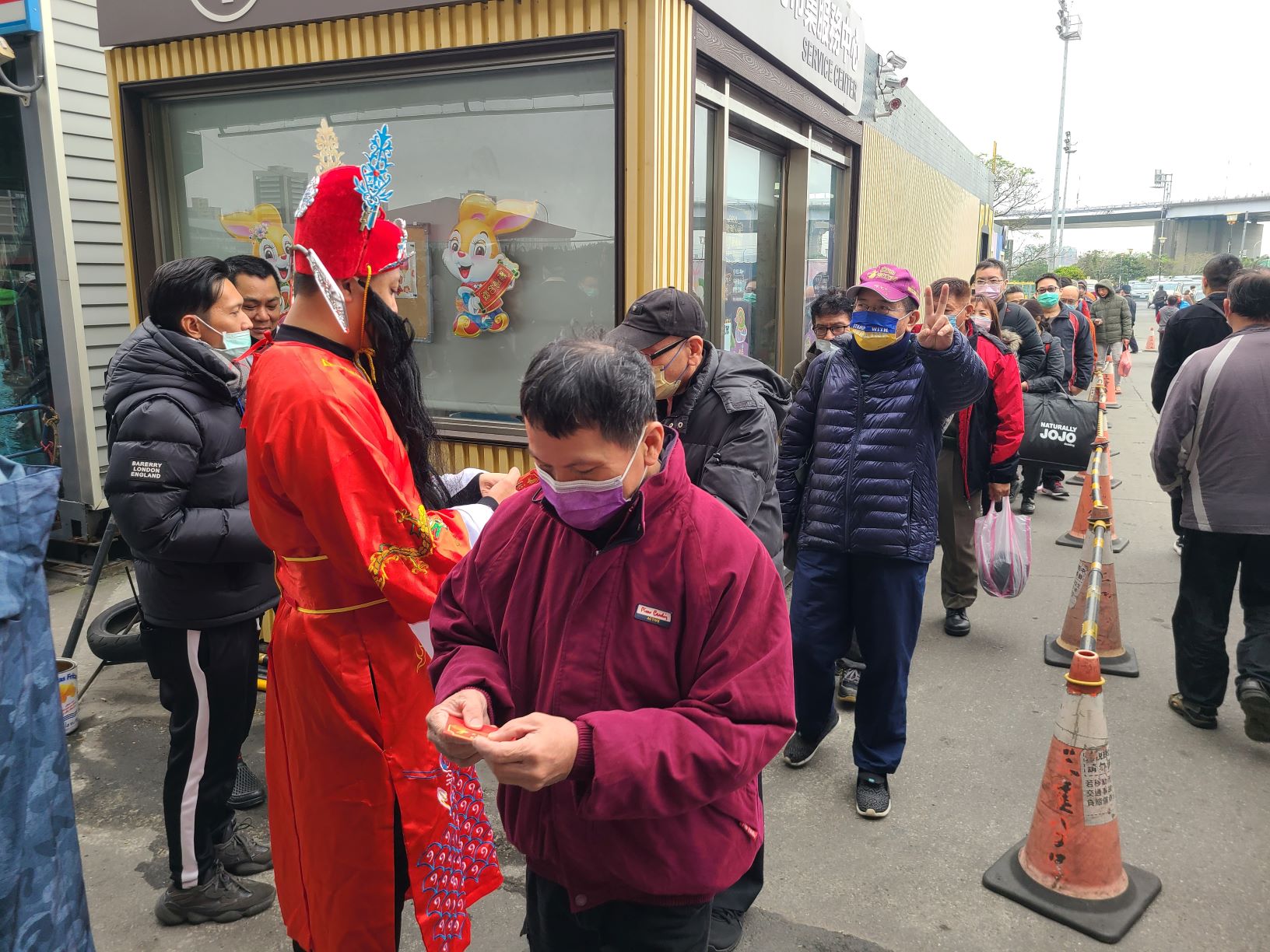靈蛇舞動迎春揮毫   重新觀光市集歡喜逗陣來...