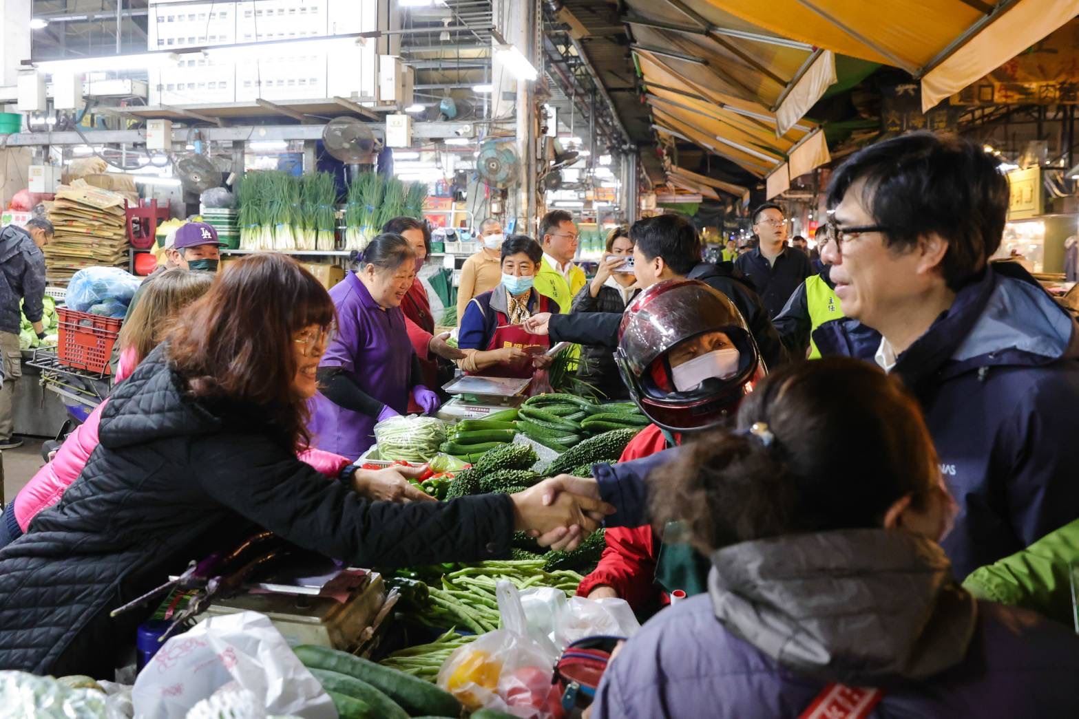 關心年前農產品供應情形 陳其邁早起巡訪鳳山、高雄果菜市場