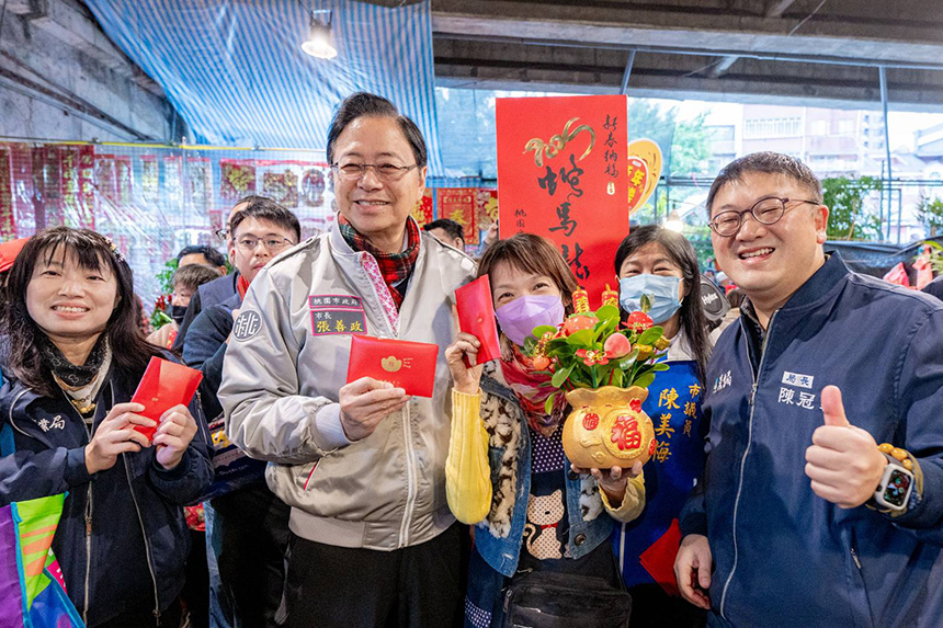 張善政赴桃園花市拜早年  近千份福袋秒殺...