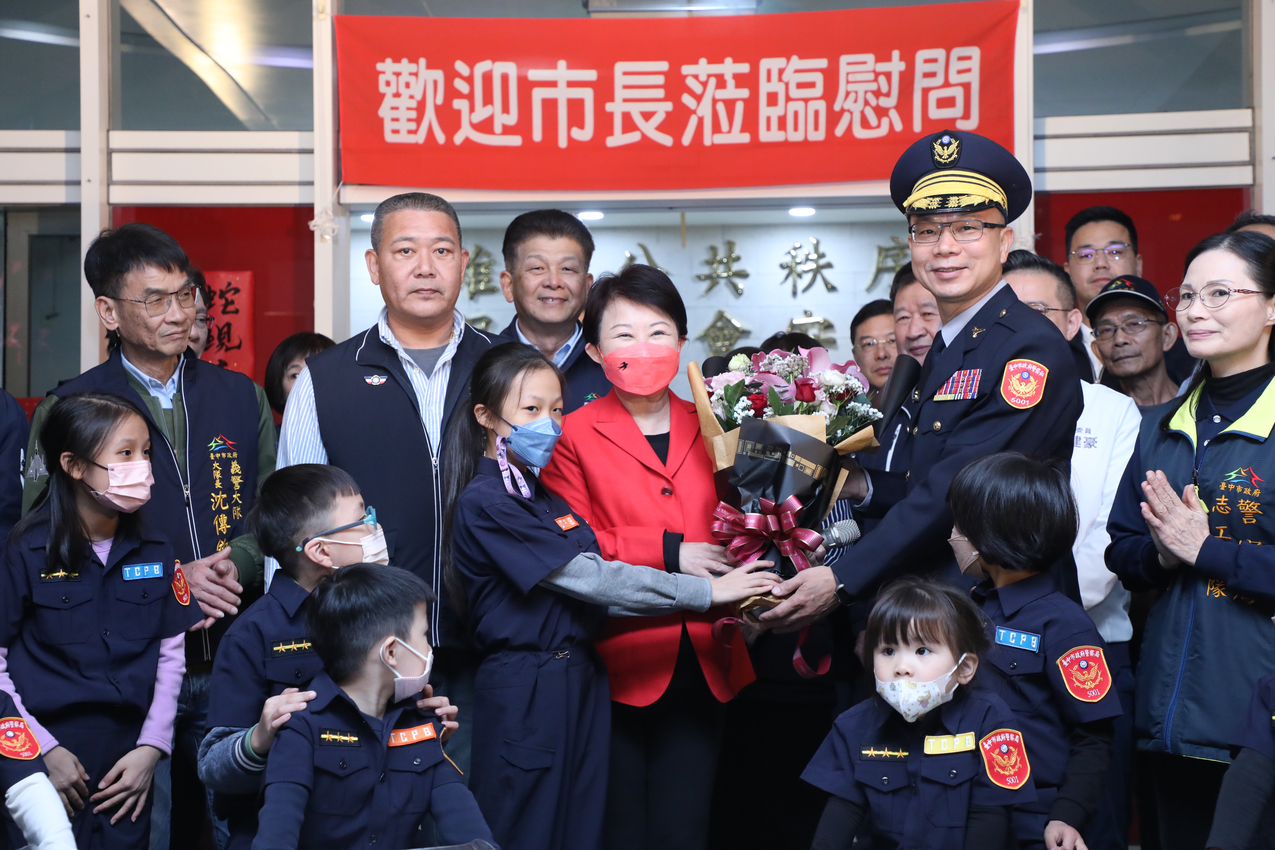盧秀燕晚間率隊兵分八路慰勉第一線執勤人員　贈小紅包感謝：守護市民過好年