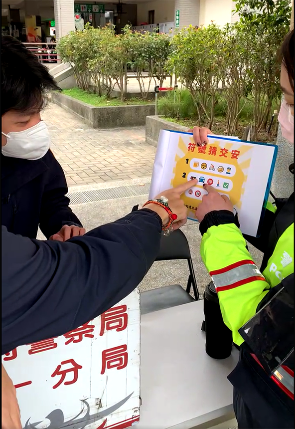 春節安心出遊  文山警動物園直播交通宣導...