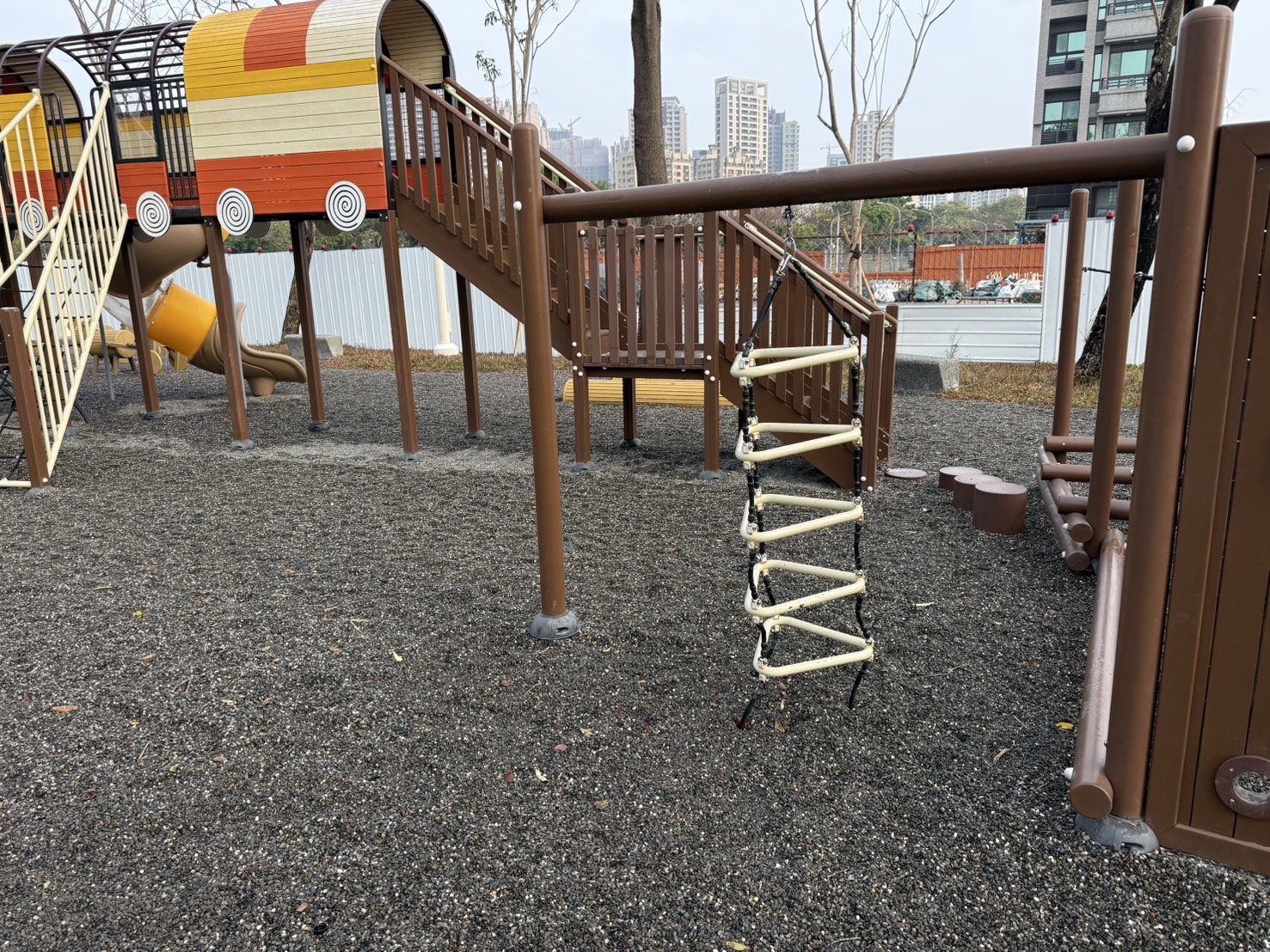 同盟公園攀爬架鬆脫 已完成檢修固定...