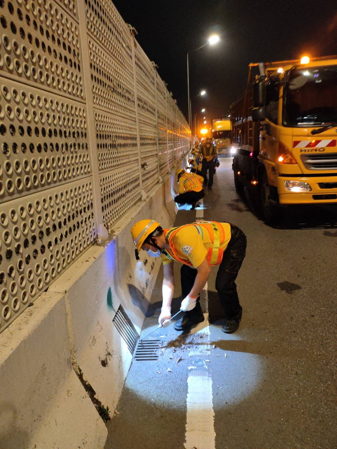 環保局2~4月進行上半年北市高架道路洩水孔清疏 避免砂土...
