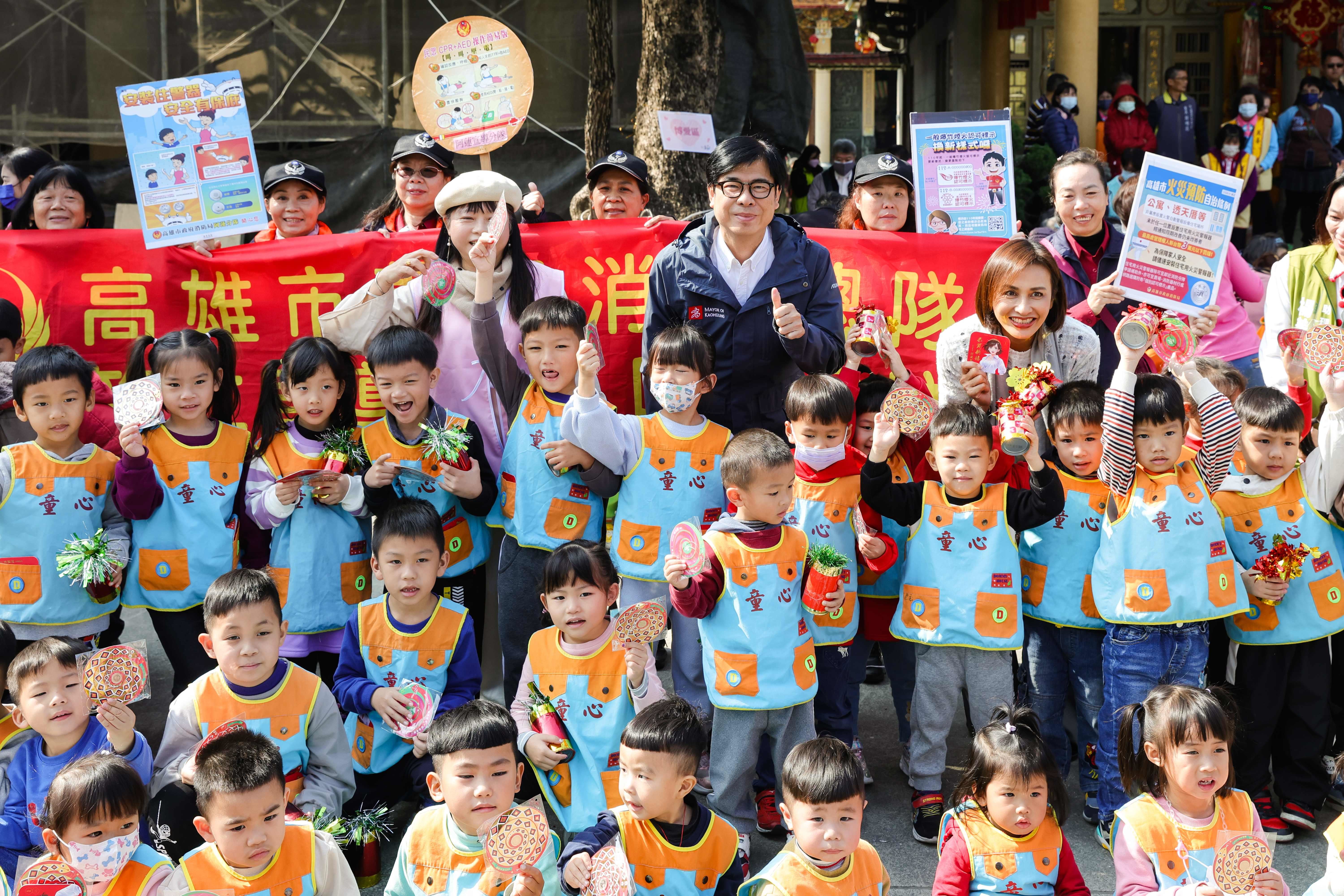 陳其邁至阿蓮、田寮發送蛇年開運小紅包 感謝中央地方協力建設高雄