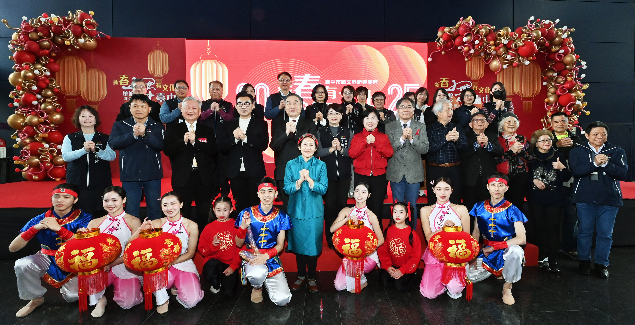 文化界齊聚市府迎春同慶  近3百位藝術家茶敘團拜