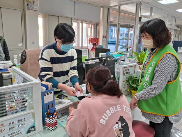 黃偉哲推動便民服務 3項身障服務就近於公所設辦理窗口...