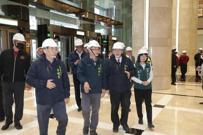維護市民公共安全 黃偉哲率隊聯合稽查大型百貨商場...