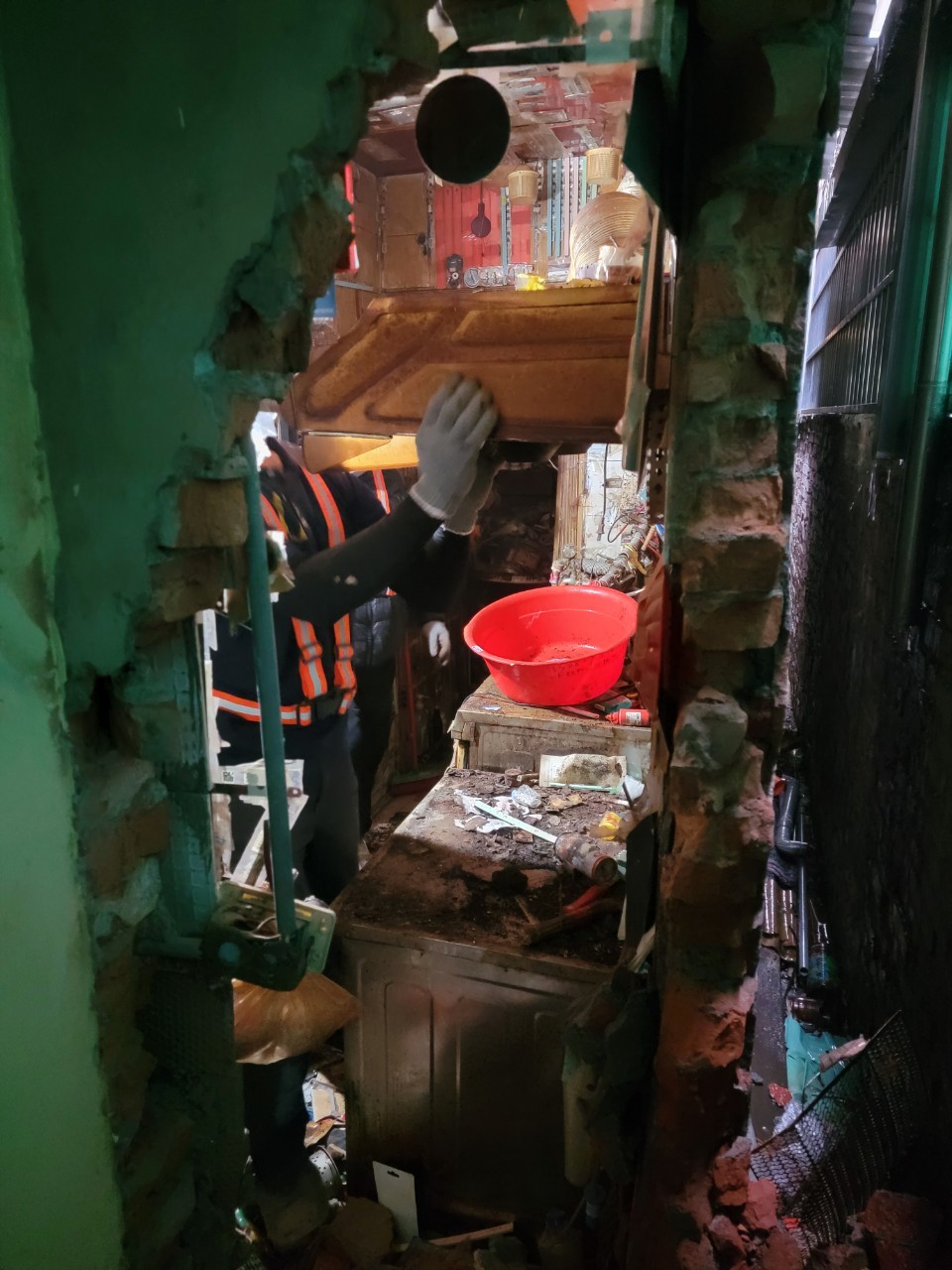 改善屋後環境 拆除後巷違建施作污水用戶接管