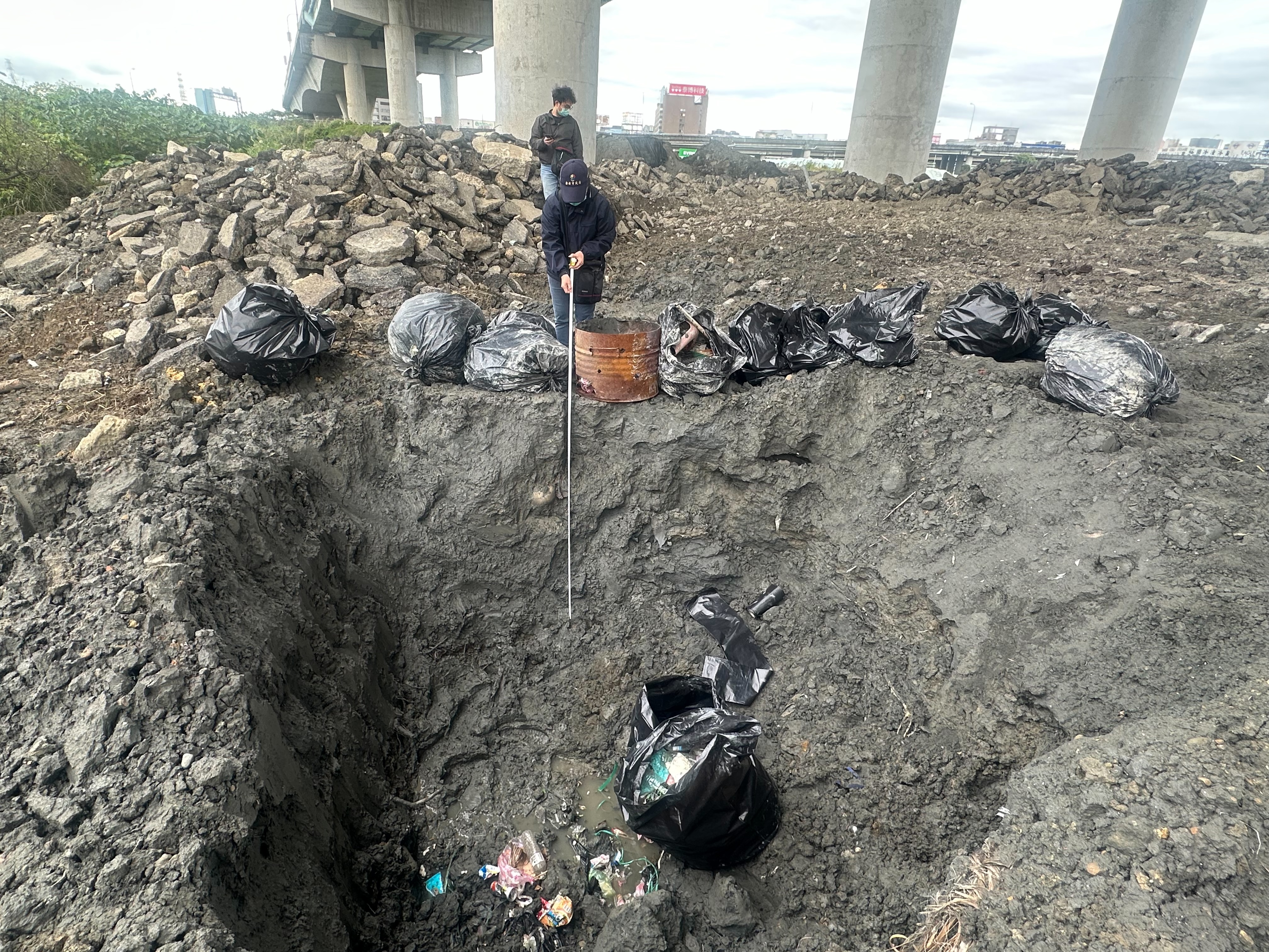 新北環保局破獲五股疏洪道堤防工程違法營運並遭非法掩埋...