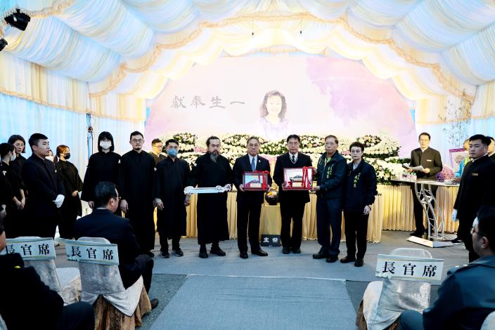 讓愛延續 郭鄭桂琴女士捐贈南市救護車及消防車 黃偉哲：...