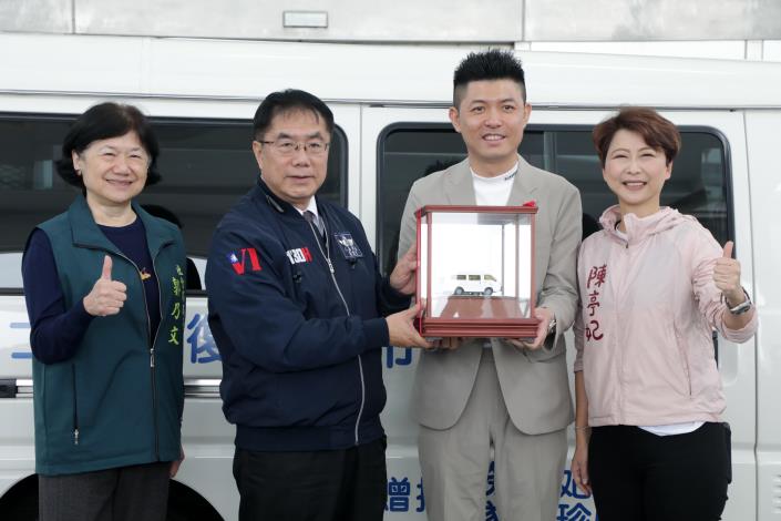 陳榮華先生慨捐復康巴士 黃偉哲感佩善舉造福身障者...