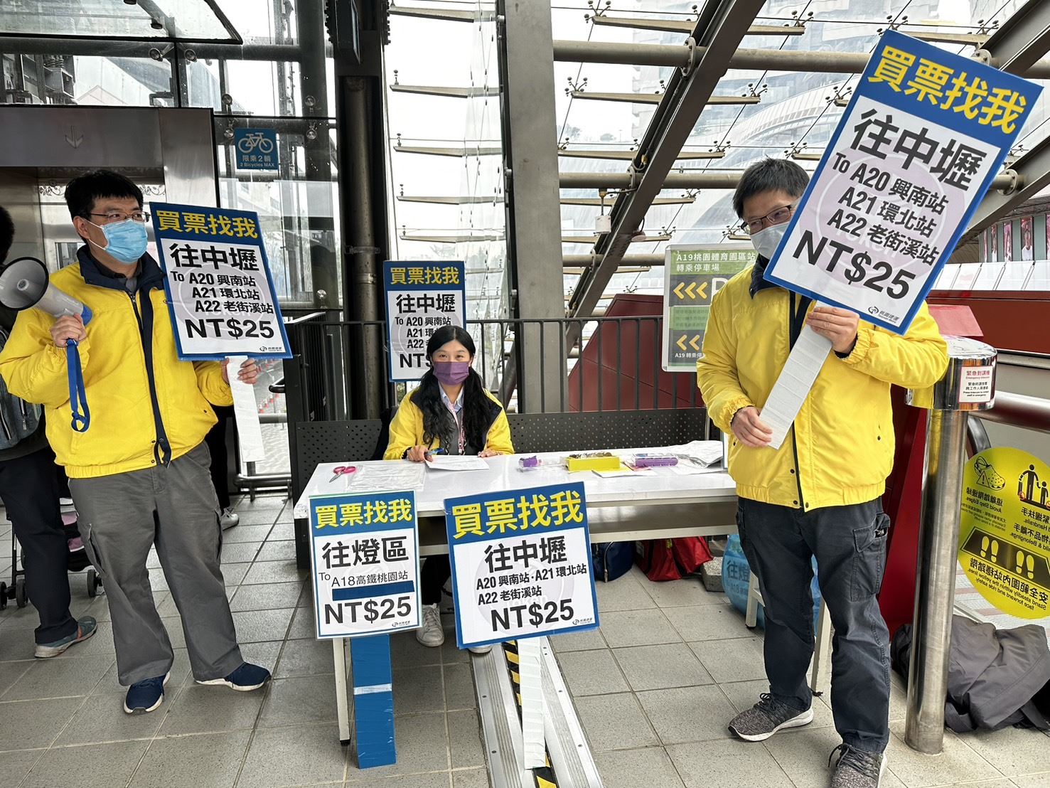 燈會開園兩小時湧30萬人次　桃捷疏運順暢　接駁備援車就...