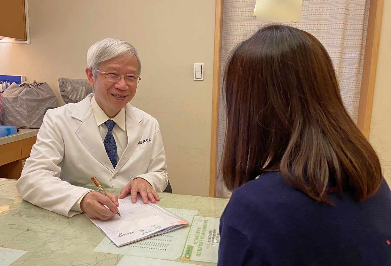 等待七年不枉費   54歲高齡婦成功受孕產女...