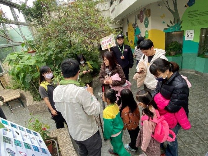 「臺北十大好學」樂齡學  與保育員一起360度近距離觀察昆...