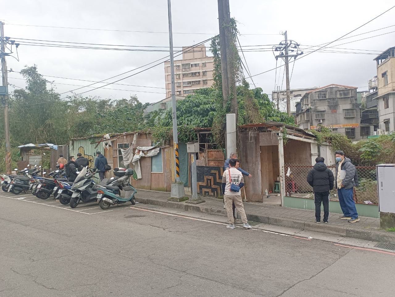 工務局鐵腕拆除占用國有地違建 拓寬道路 提供停車格 打造...