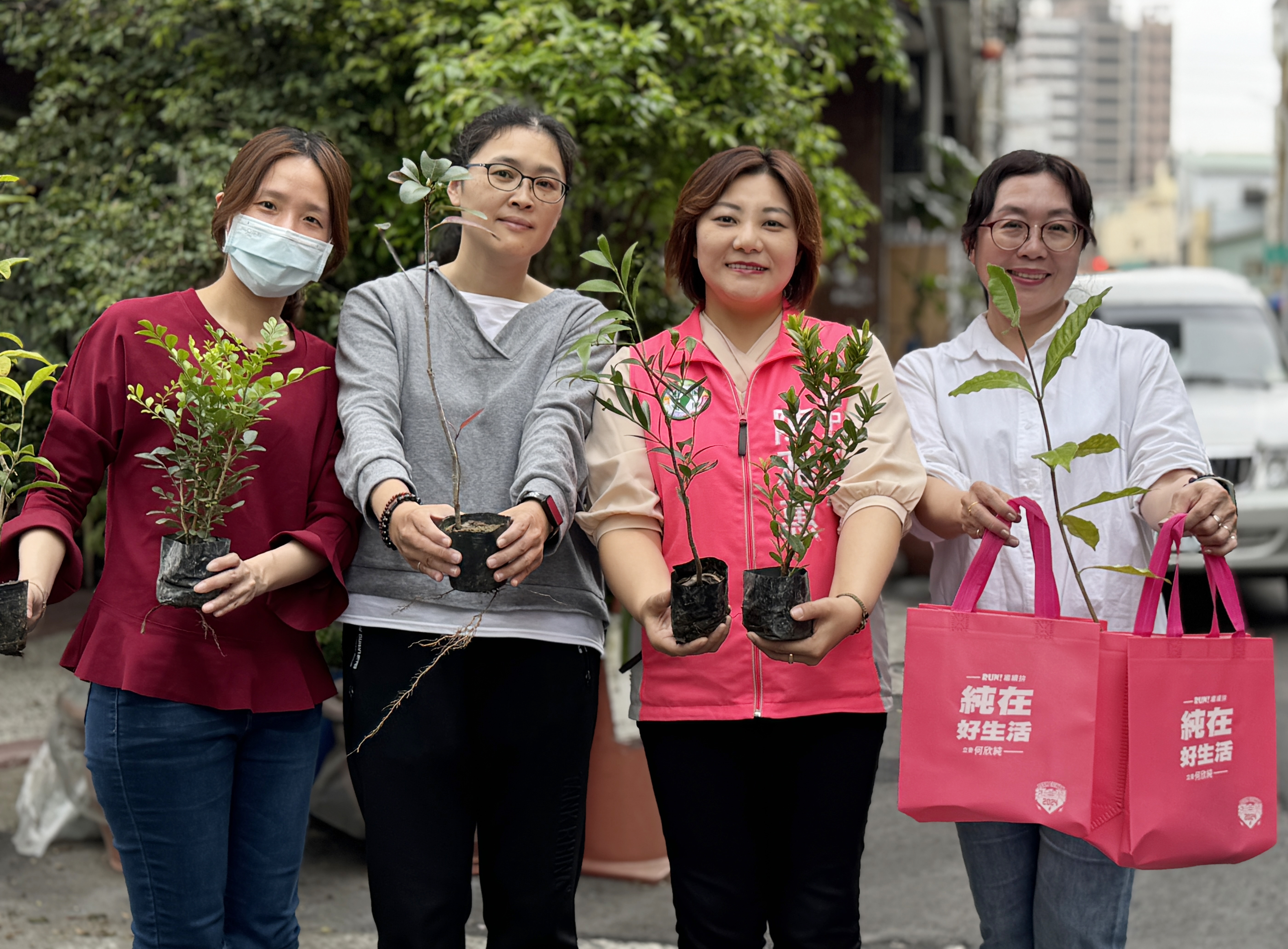 議員贈苗助綠化 幸福春意綻放驚喜...