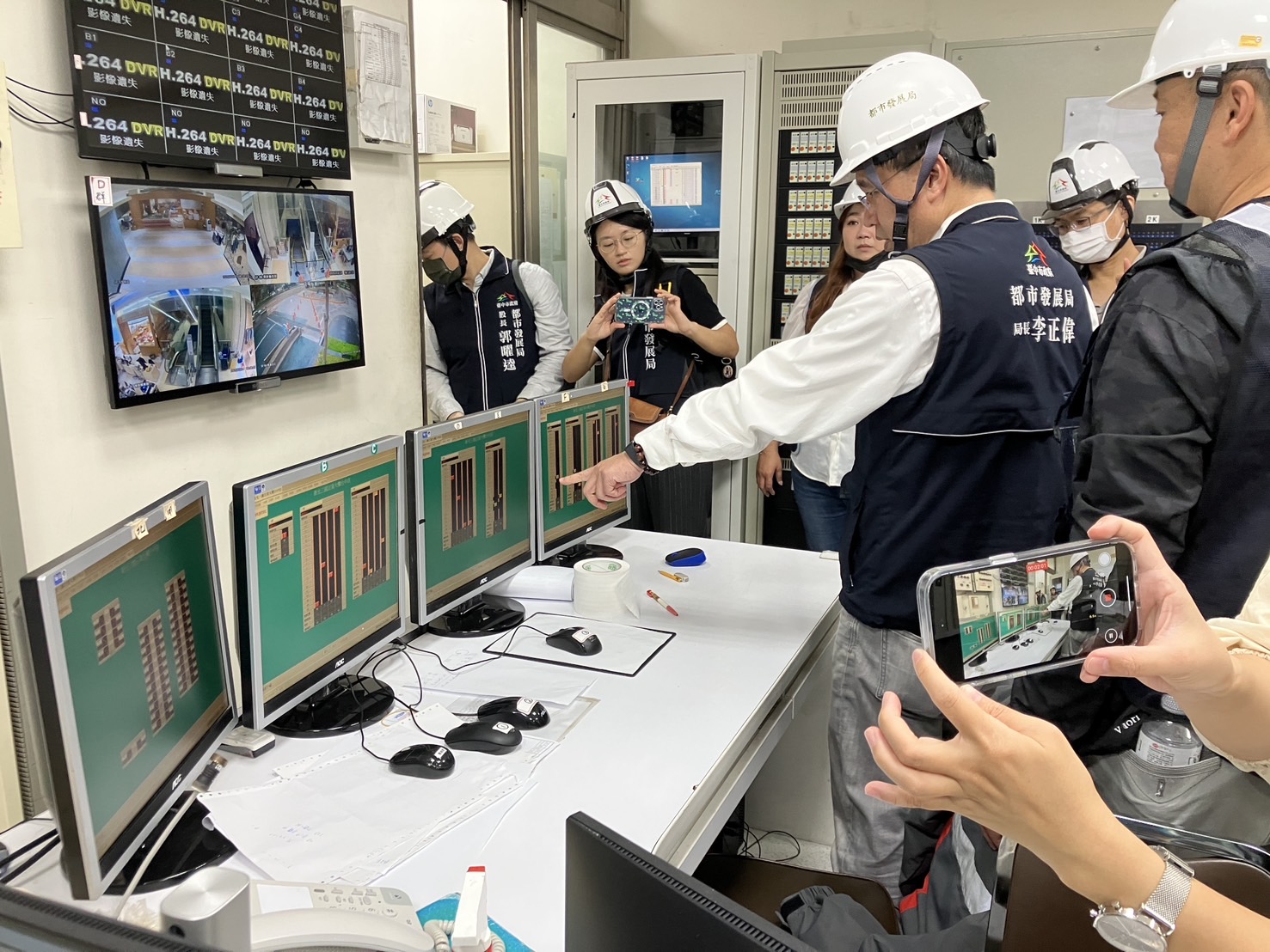 新光三越專櫃及物流人員取貨 都發局至現場安全防護視察