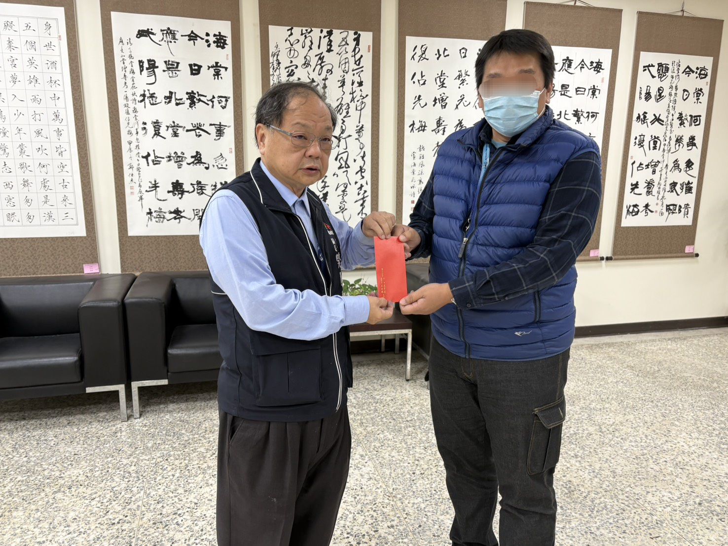 設立施工告示遭施暴  民政局長慰問同仁