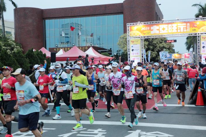 7600名跑者齊聚臺南關廟   2025大亞旺萊馬拉松起跑 ...