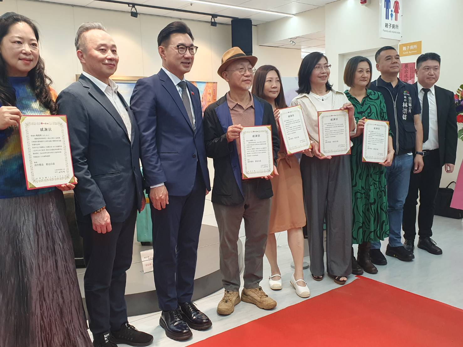 不論入境或入鏡都亮眼   臺鐵新烏⽇站停⾞場美出新境界...