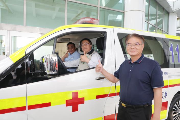 海富建設慨捐救護車 黃偉哲：善行義舉增益臺南緊急醫療救...