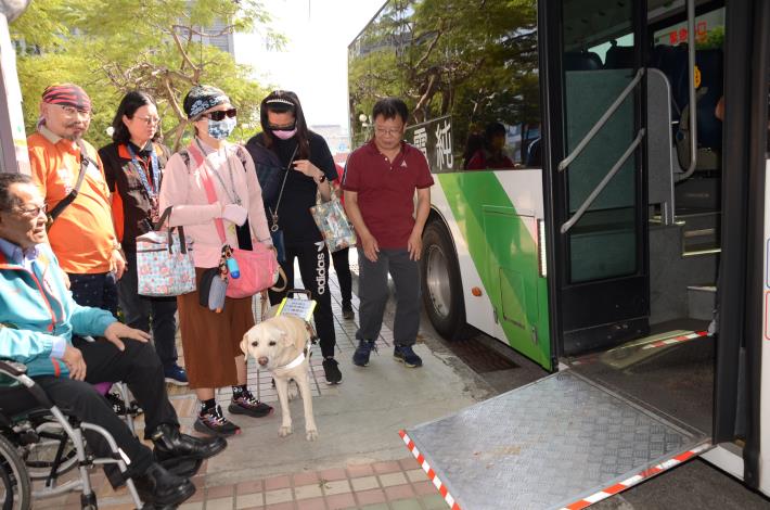 邀身障朋友實地教學「智慧等車」功能 讓智慧等車更貼心...