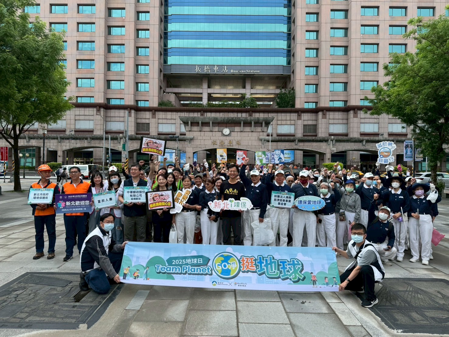 攜手民間團體挺地球 動員8,362人清掃全市環境...