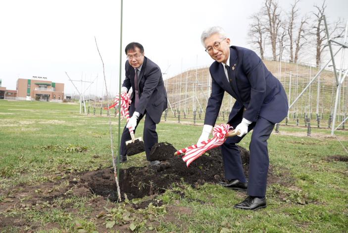 南市長黃偉哲回訪弘前市長  種下蘋果樹祈願兩市情誼永固...