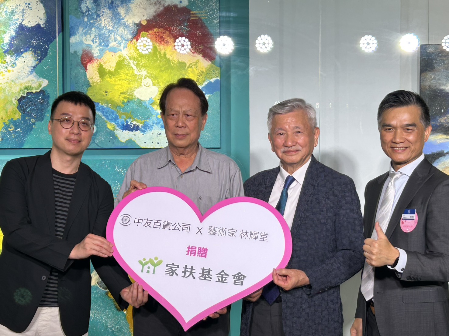 藝覽萬象同步義賣傳愛 中友藝廊持續發光展傑作...