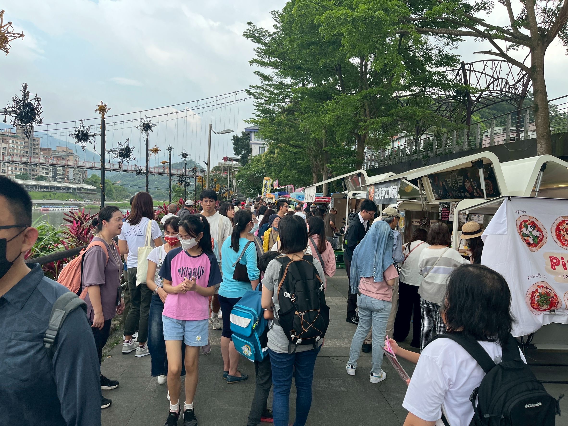 碧潭假日新亮點   行動餐車市集進駐東西岸   提供多元美食...