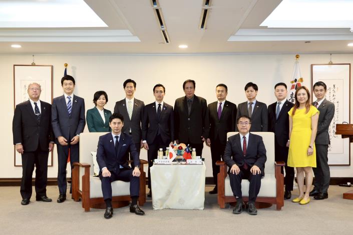 日本自民黨青年局長中曾根康隆拜會 黃偉哲致贈台南越光米...