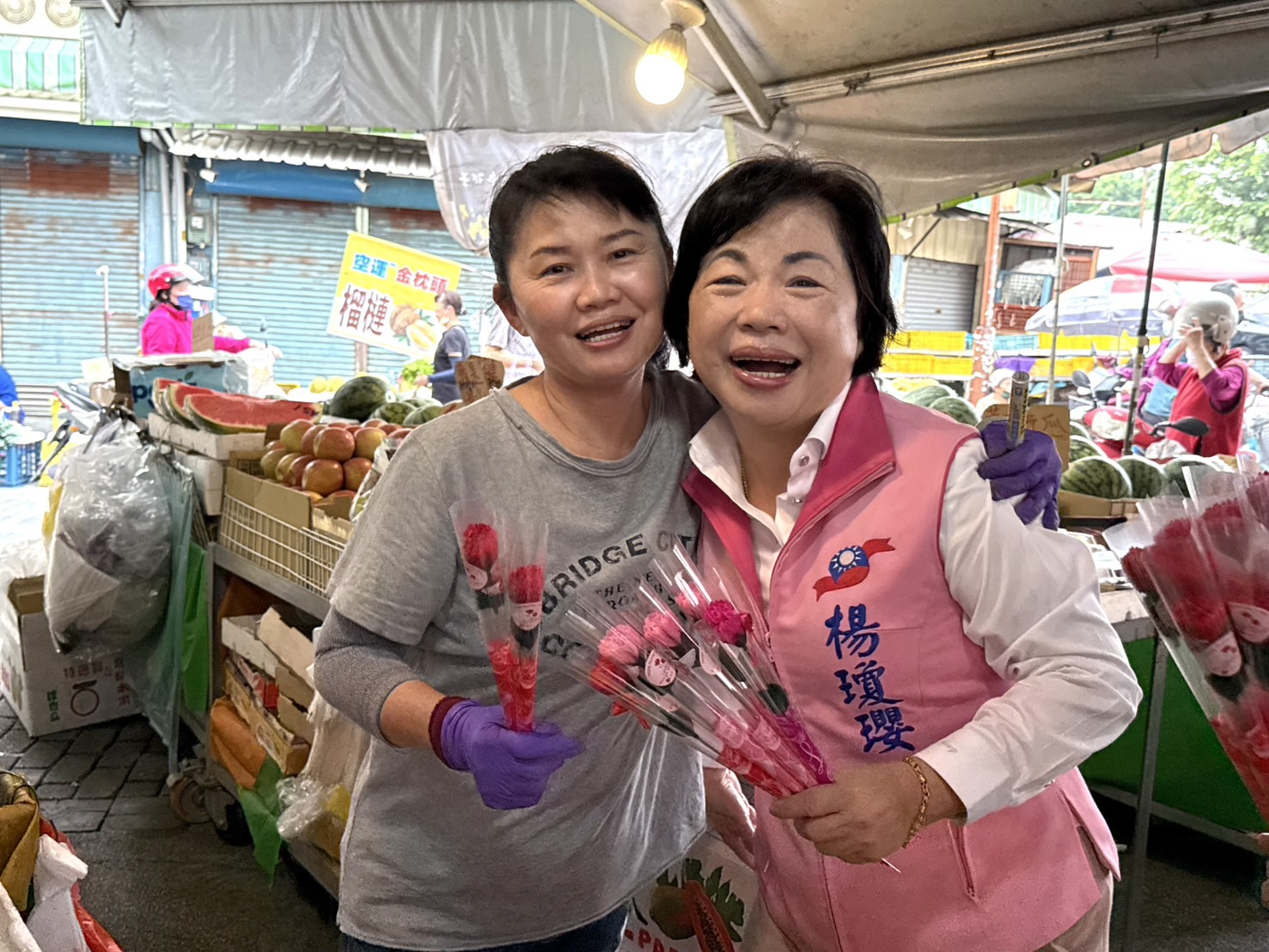 立委楊瓊瓔大雅市場送3000支康乃馨 祝福所有母親母親節快樂