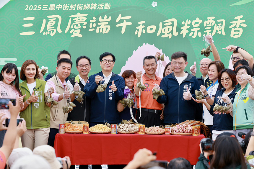 高雄市長陳其邁出席「三鳳慶端午 和風粽飄香」百人封街包粽活動，親自動手體驗包粽樂趣。