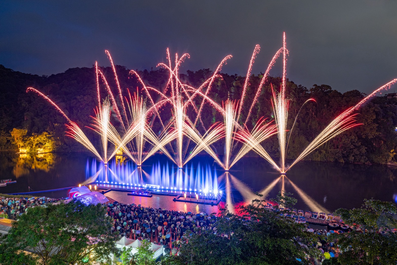2025碧潭水舞「水火同源」   水花火花煙花SHOW起來...