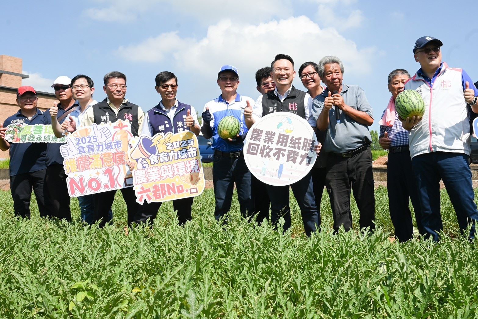 低碳環保紙膜種出西瓜　蘇俊賓取名「小燕鷗西瓜」推廣桃園優質環保農產