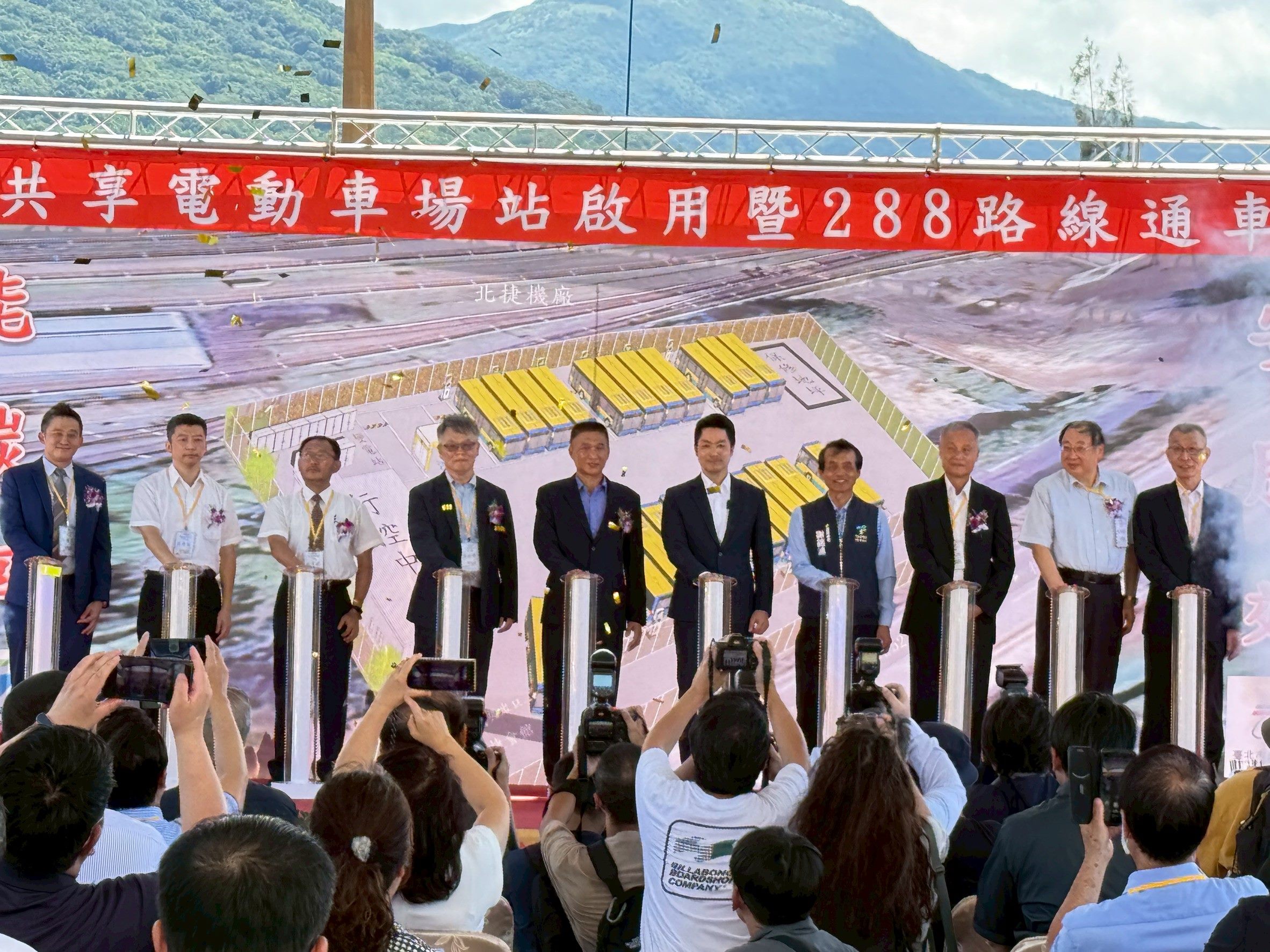 臺北捷運北投機廠電動公車共享充電場域正式啟用...