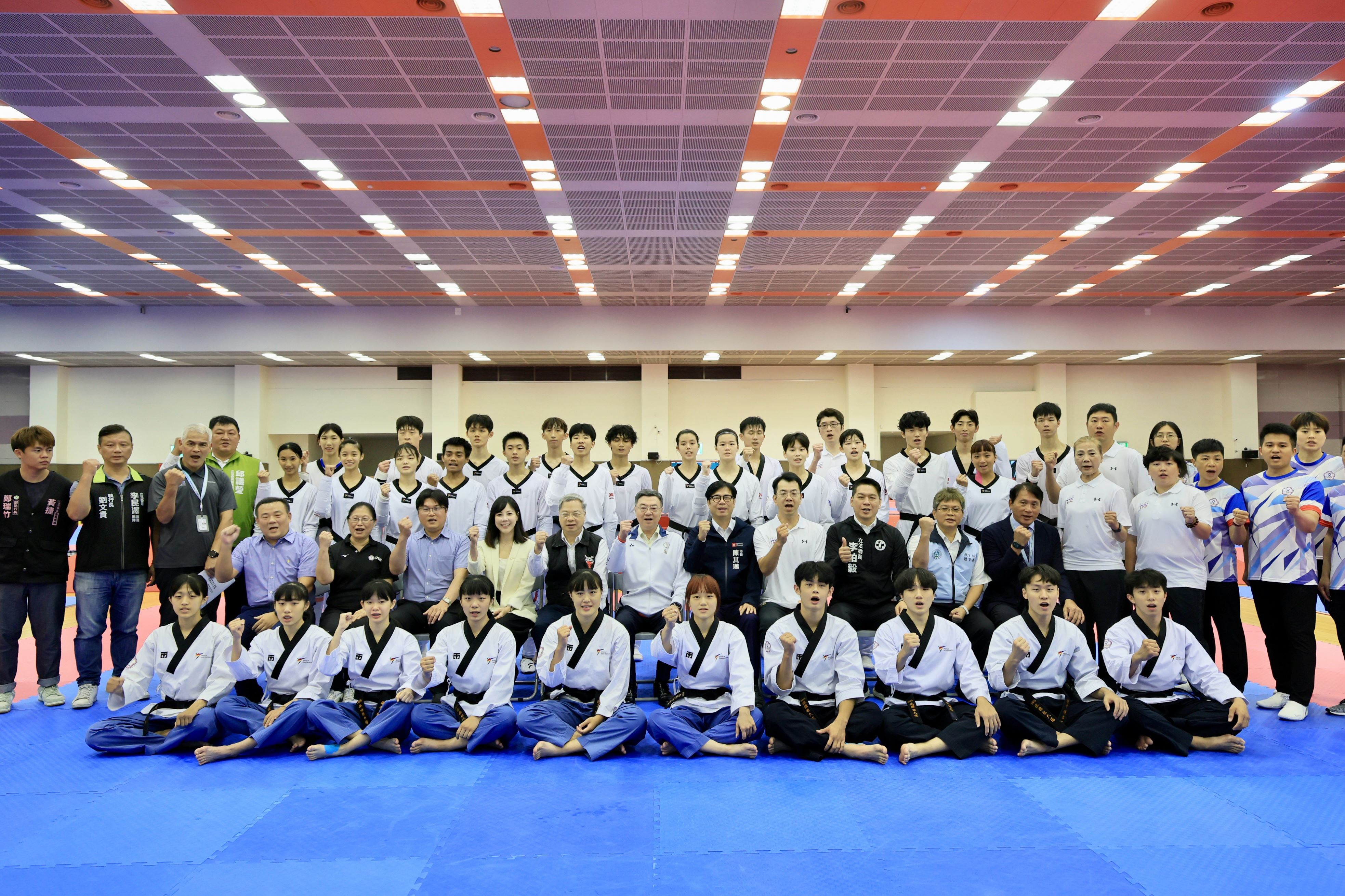 陳其邁市長陪同卓揆訪視國訓中心 勉勵世大運代表隊帶著國人祝福贏回勝利