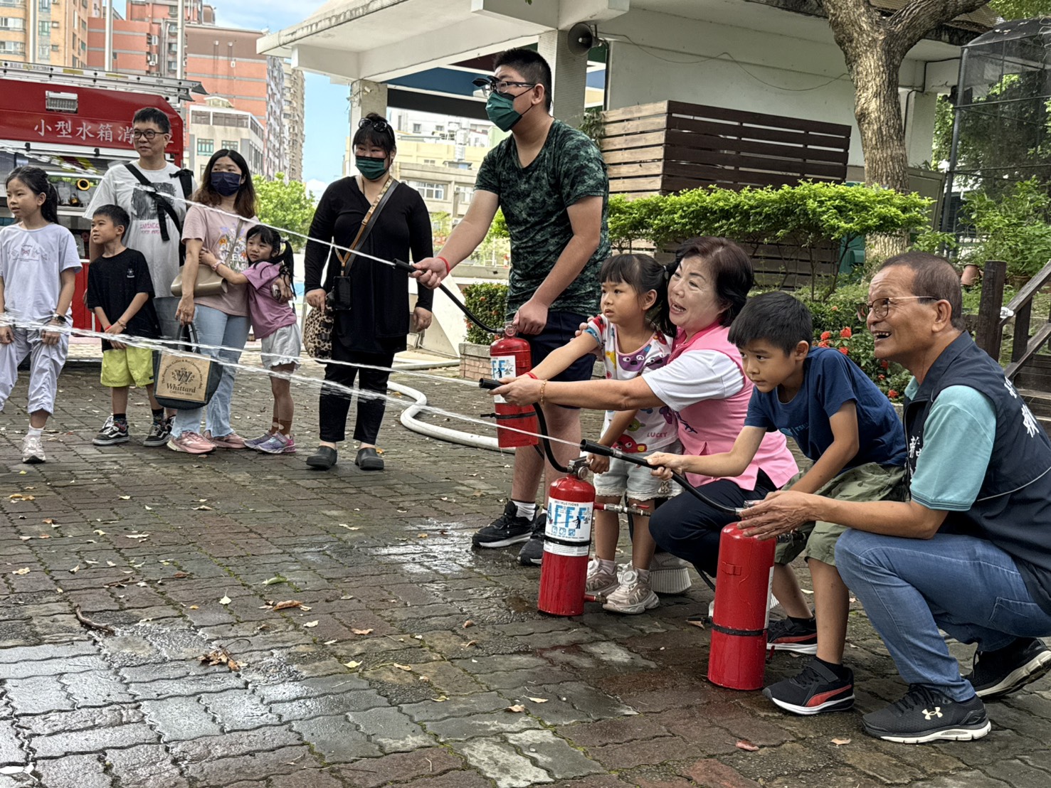 楊瓊瓔、賴朝國聯合舉辦「小小消防員體驗活動」 培養孩子防災意識