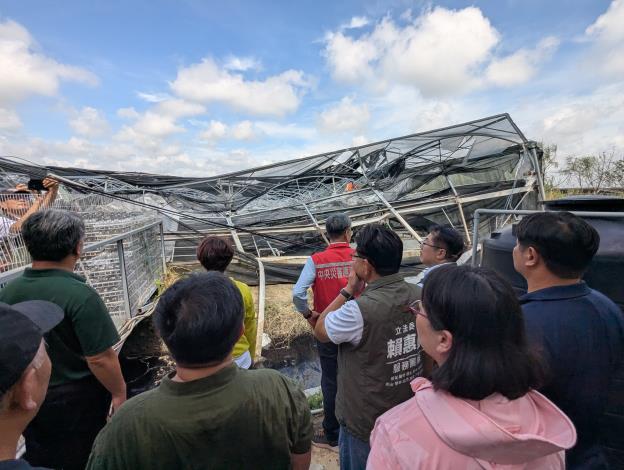 南市府與農業部至北門勘災蘭花產業損失。