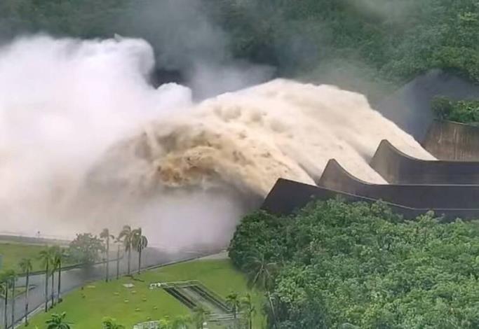 曾文水庫集水區日降雨破400毫米，水庫啓動洩洪造成河床高灘地農損，市府將協助災損救助通報。