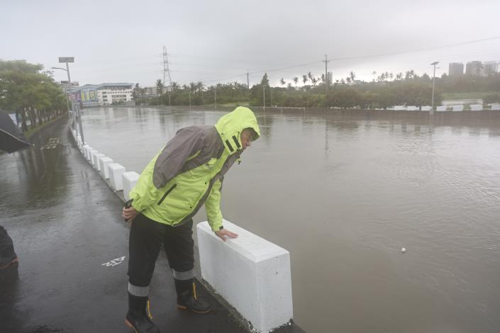 台南清晨強降雨多處積淹水　黃偉哲視察永康仁德提醒市民提高警覺