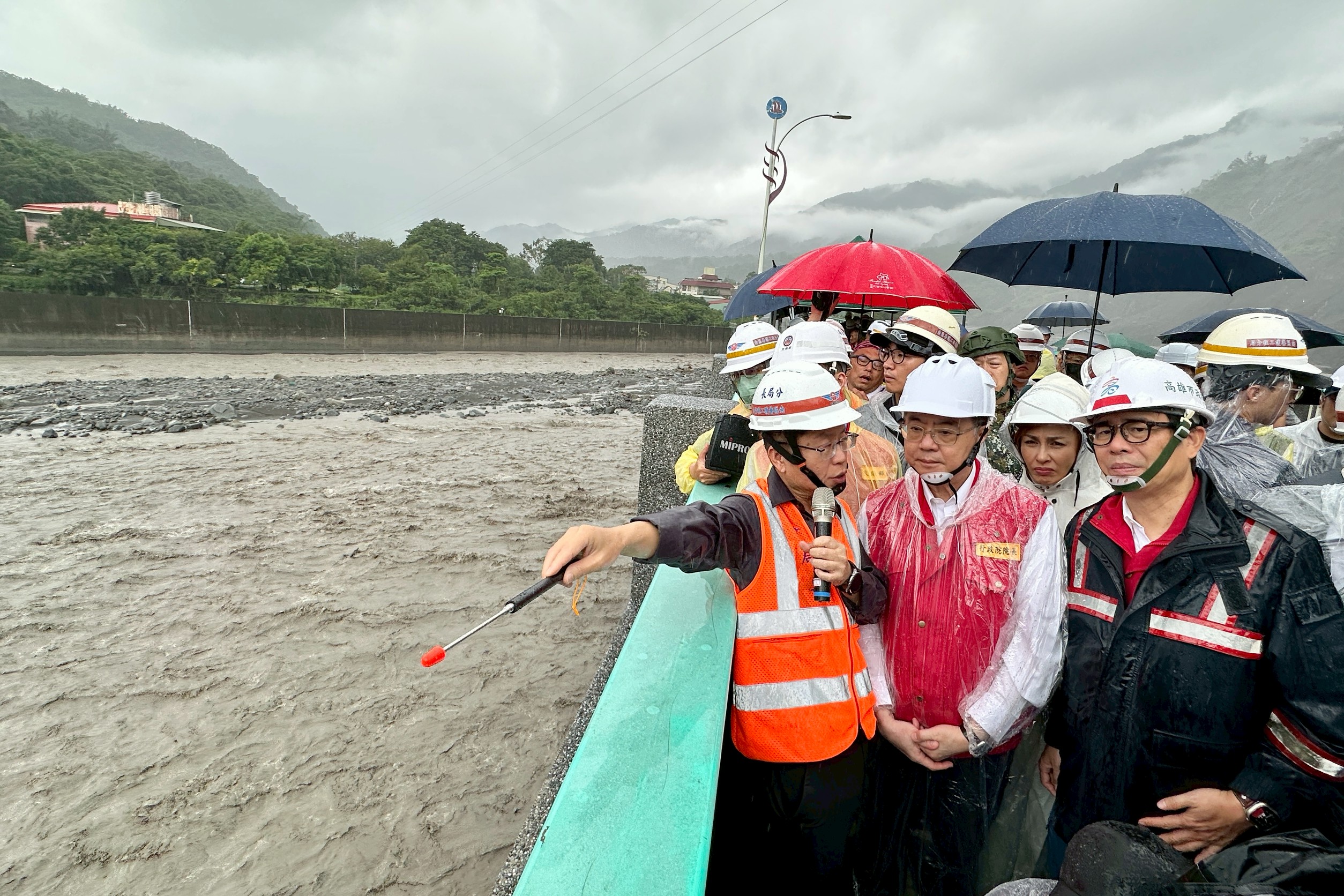 陪同行政院長視察六龜山區 陳其邁盼0728豪雨納入丹娜絲颱風特別條例、加速災區重建腳步