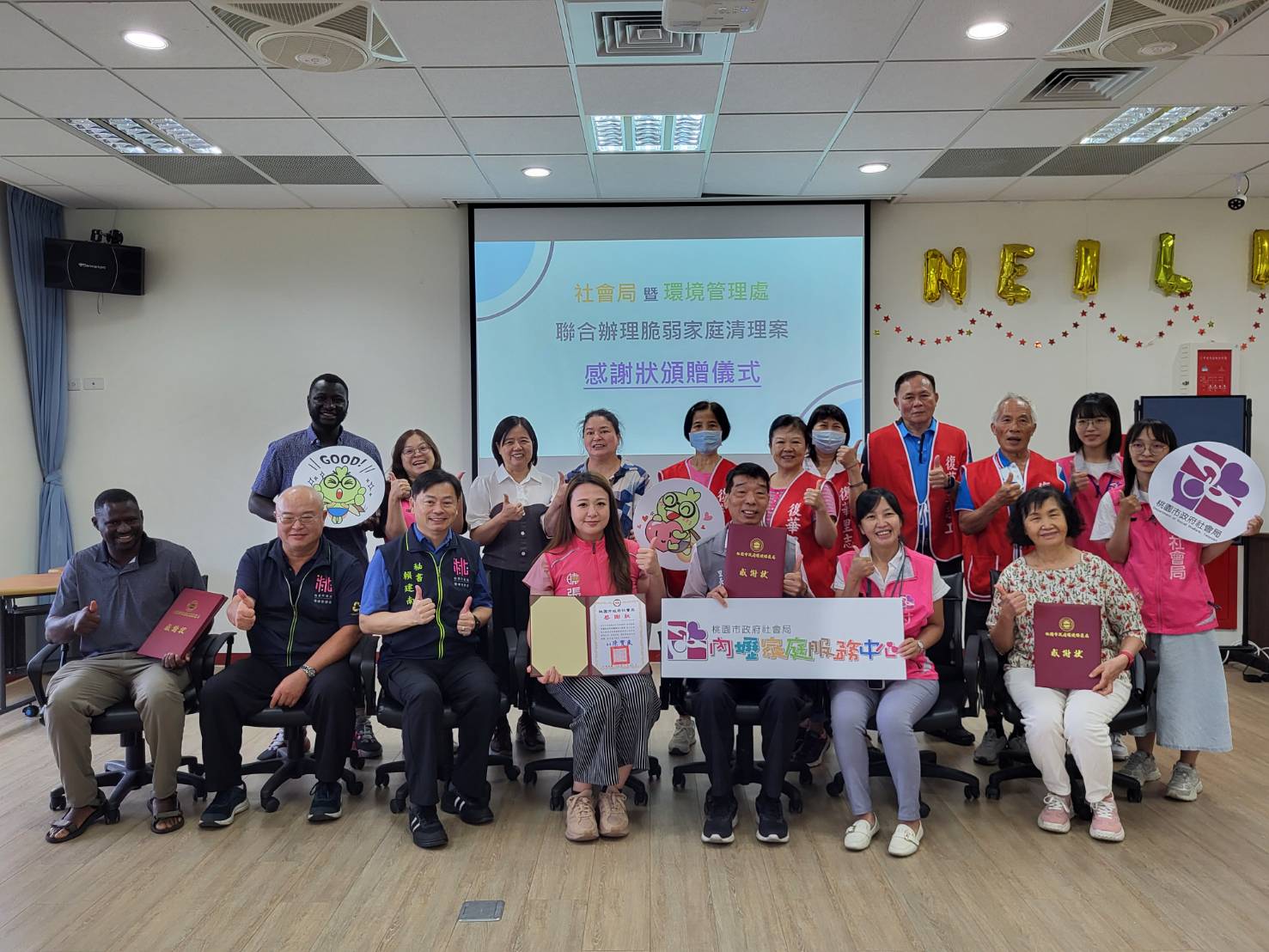 桃市府聯手甘比亞志工清出近7公噸垃圾  共同改善中壢囤積...